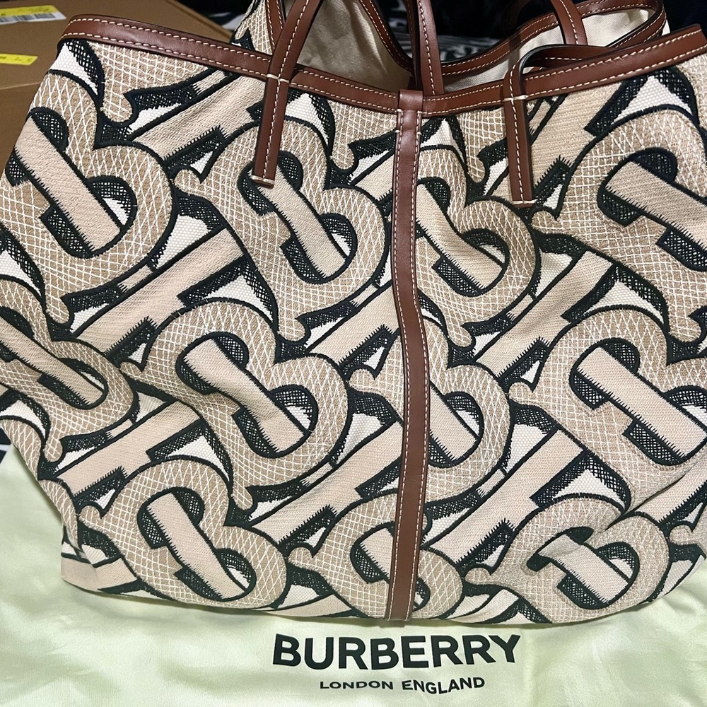 BURBERRY XL Monogram Tote NWT - Picture 5 of 7